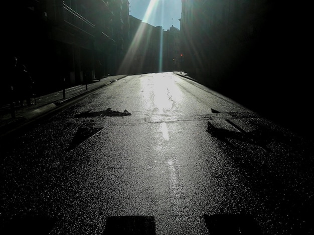 Foto livello di superficie delle luci stradali illuminate di notte