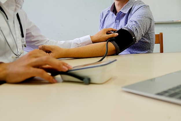 写真 患者の血圧を検査する医師の表面レベル