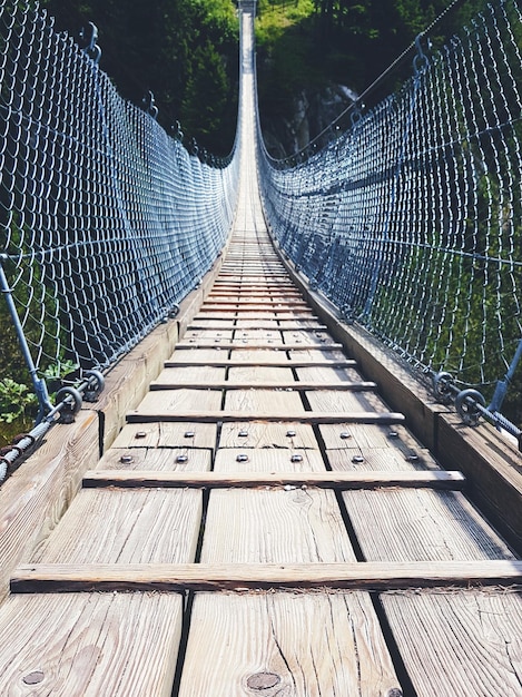 写真 歩道上の歩道橋の表面レベル