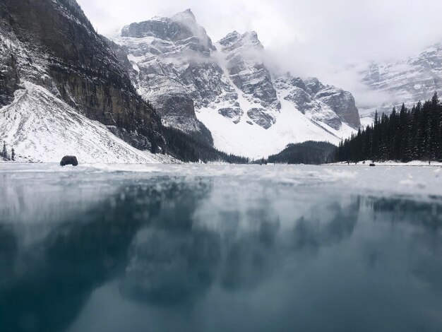 사진 겨울 에 산맥 에 비해 얼어붙은 호수 의 표면 수준