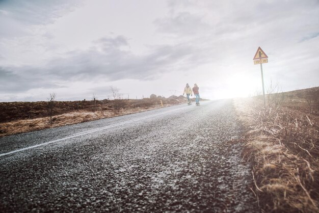 写真 天空に対する道路表面のレベル