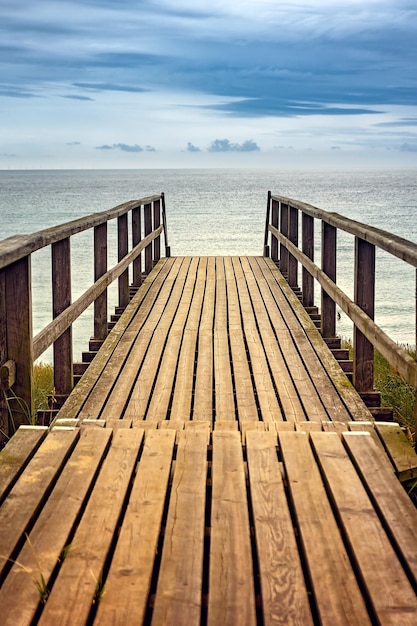 Photo surface level of pier on sea against sky