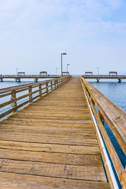 Photo surface level of pier over sea against sky