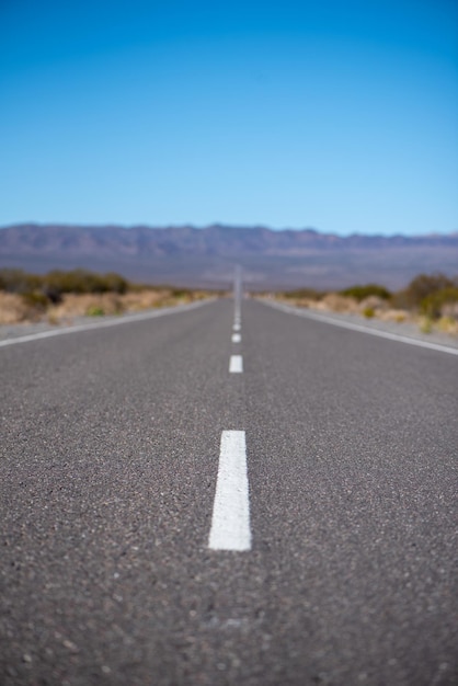 Photo surface level of road against blue sky