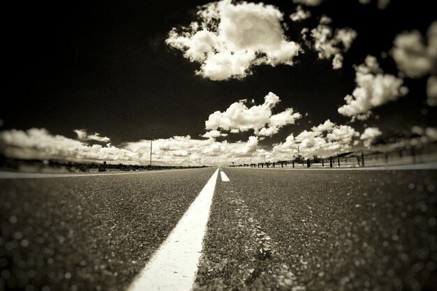 Photo surface level of road against the sky