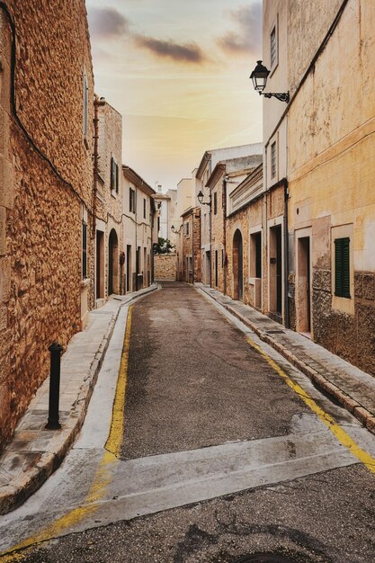 Photo surface level of road amidst buildings against sky