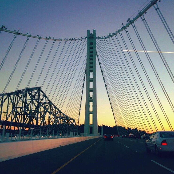 Photo 明るい空を背景に橋の道路表面のレベル