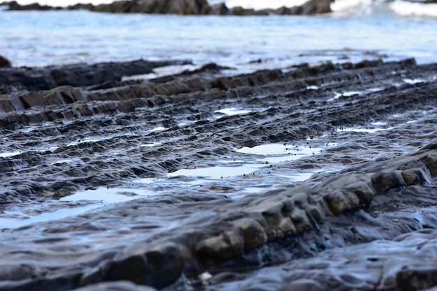 Foto livello superficiale della roccia sulla spiaggia.