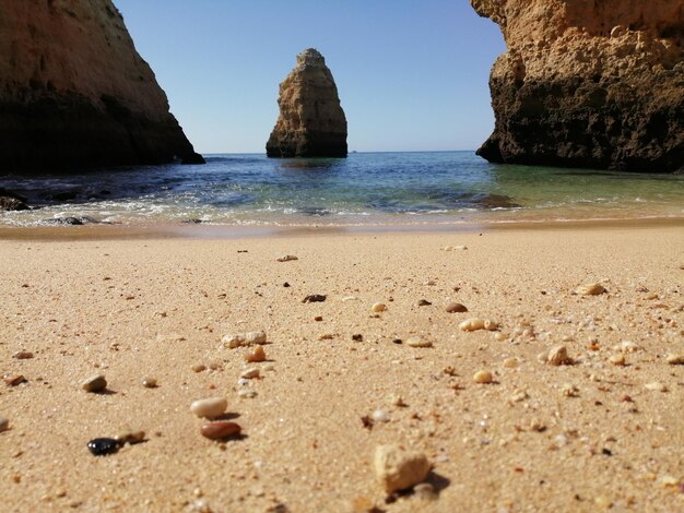 Photo surface level of rocks on beach against sky