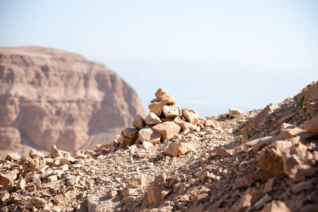 Photo surface level of rocks on land against sky