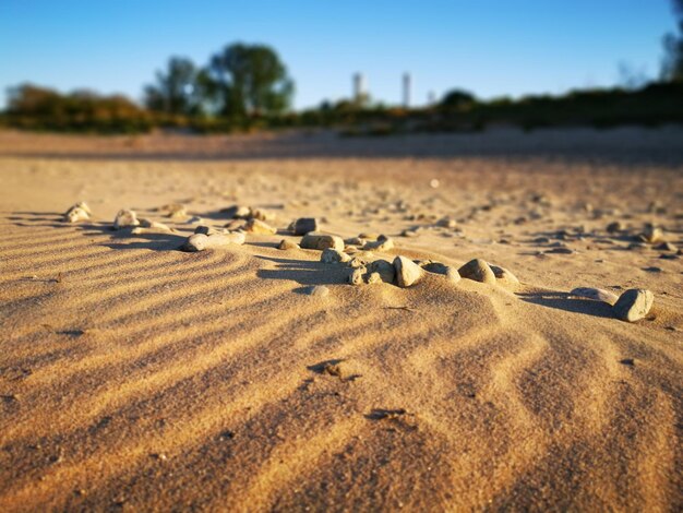 Foto livello superficiale della sabbia sulla spiaggia contro un cielo limpido