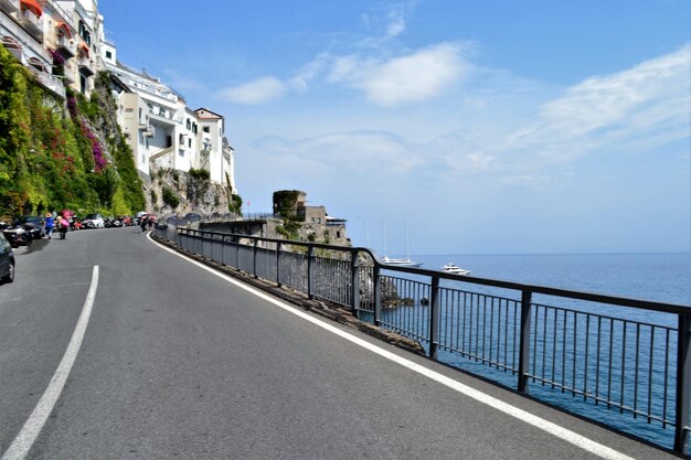 Foto livello della superficie del mare con edifici sullo sfondo