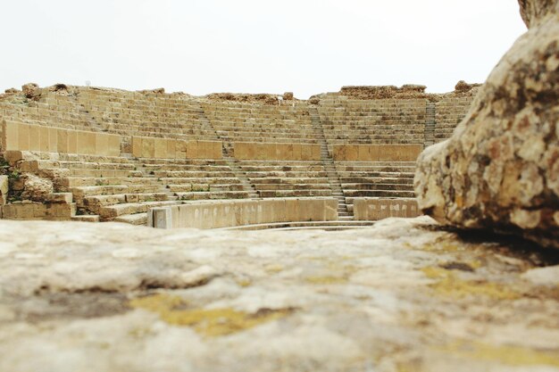 Foto vista a livello della superficie dell'anfiteatro contro un cielo limpido