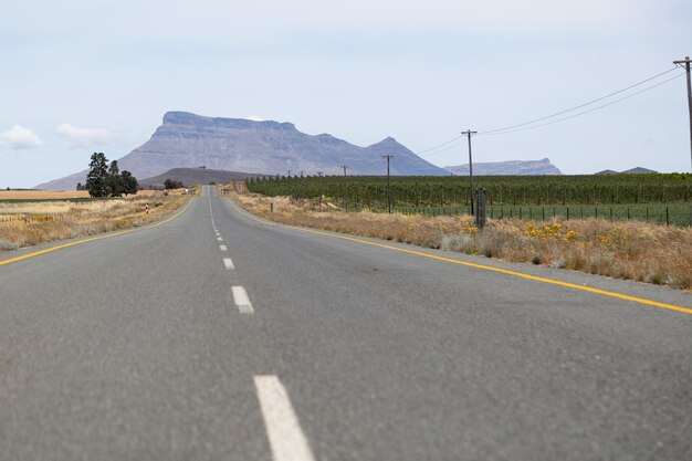 Photo surface level view of country road against sky