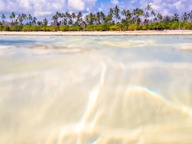 Photo surface level of water on beach against sky