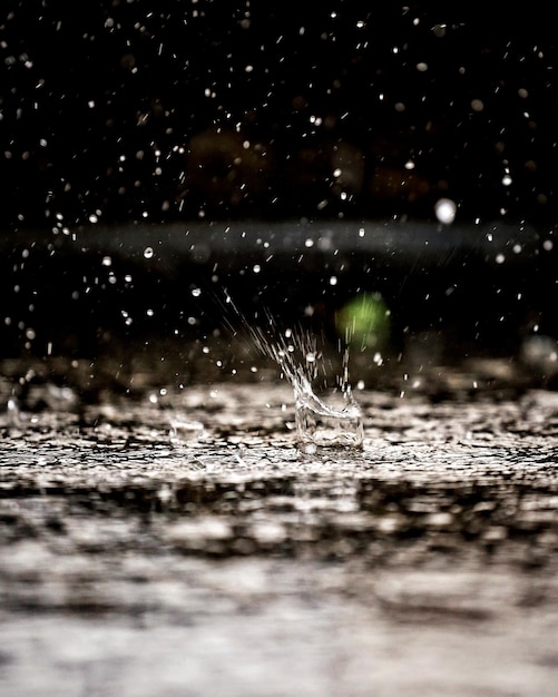 Photo surface level of water drops on field