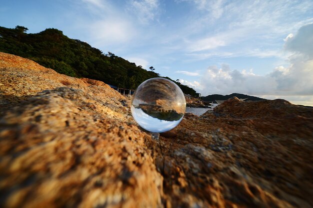 Foto livello superficiale dell'acqua sulla roccia