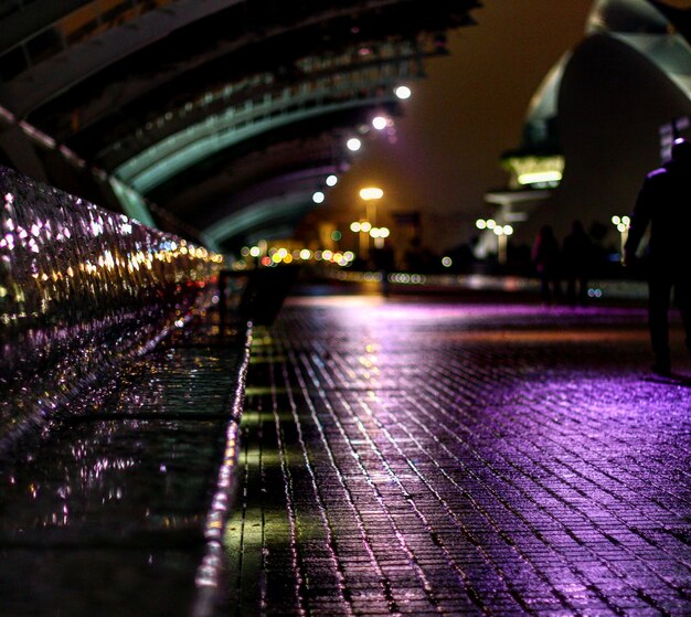 Foto livello di superficie della strada illuminata bagnata di notte