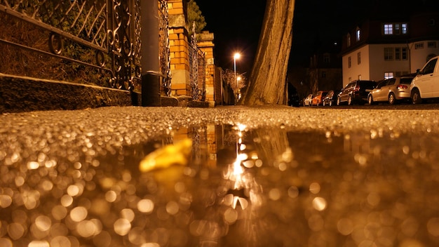 Foto livello di superficie della strada bagnata in città di notte