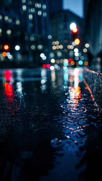 Photo surface level of wet street at night