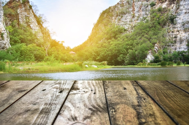 Photo surface level of wooden walkway by lake against sky