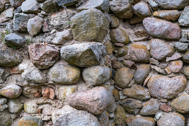 破壊された建物の巨大な石の古い壁の表面