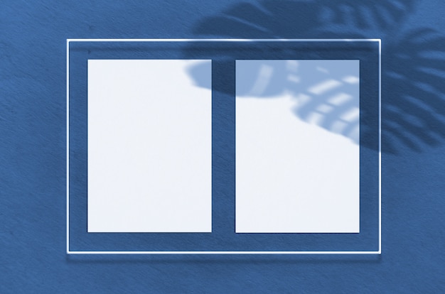 グローとネオンフレームの表面ポスター。トロピカルオーバーレイパームシャドウと内部の空きスペースのあるシーン。カラーオブザイヤー2020クラシックブルー