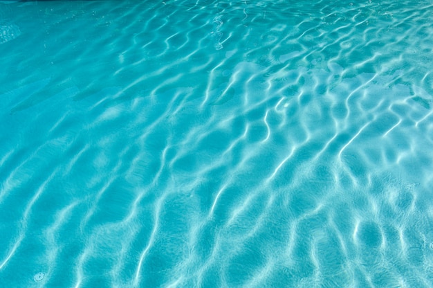 Superficie della piscina blu increspata