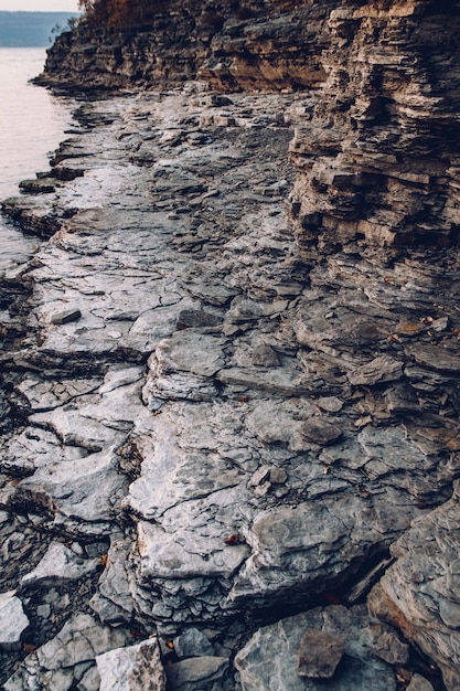 石垣の表面。ブラックストーンの背景。岩の質感。岩山の背景。
