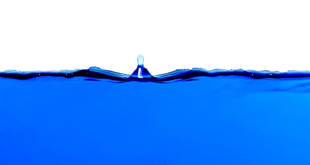 поверхность воды синяя