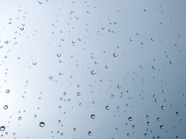 地表水滴。雨滴の自然なパターン。窓ガラスの雨滴