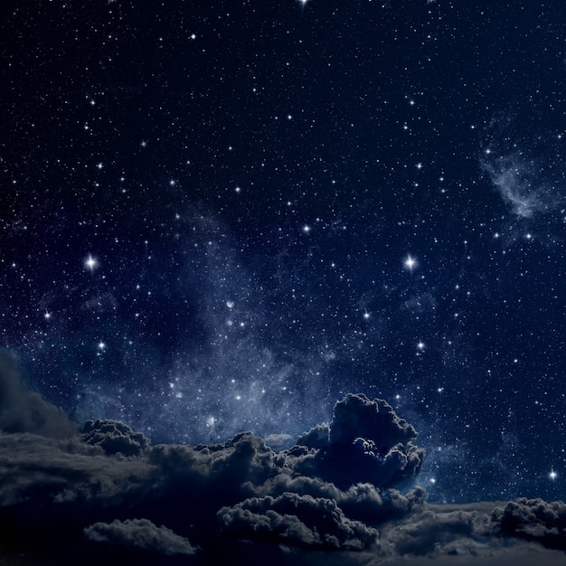 별과 달과 구름이있는 밤하늘 표면. 목재. NASA에서 제공하는이 이미지의 요소