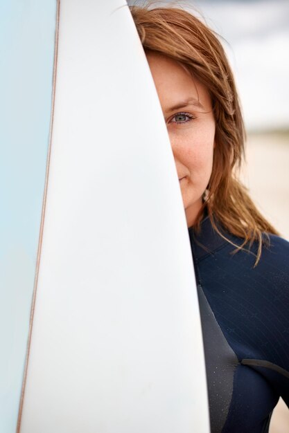 Surfboard portret of vrouwelijke surfer op zee voor fitness training workout of sport oefening in Hawaii Gezonde atleet of vrouw klaar voor surfen op een leuke vakantie vakantie op het strand oceaan of natuur