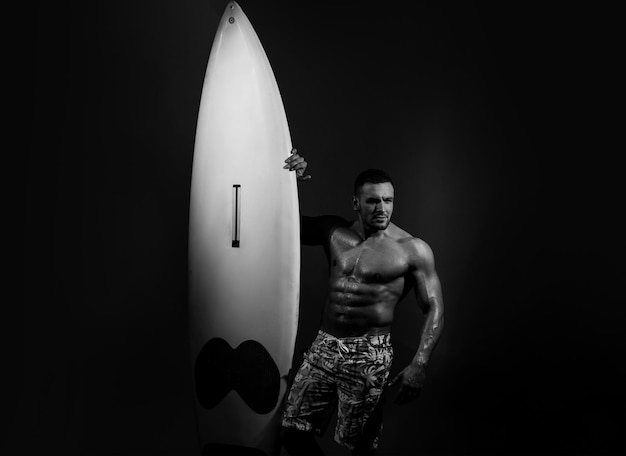 H의 서핑 보드 초상화와 함께 서핑 보드 여름 휴가 개념 서퍼와 서핑 보드 섹시 한 남자 남자
