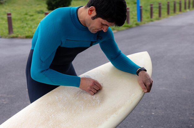 Surfboard waxen in actie kopieerruimte