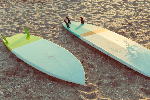 Foto tavole da surf sulla spiaggia