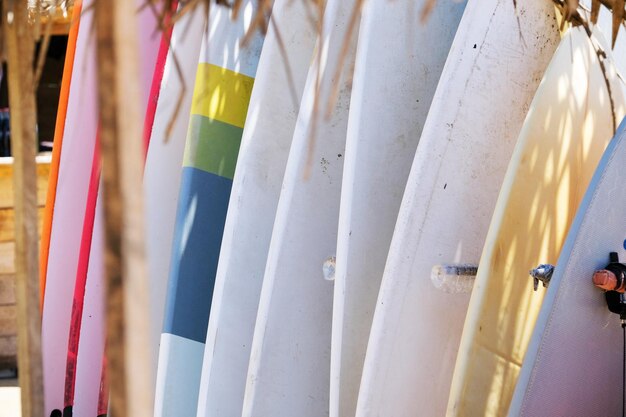 Foto surfboards op een rack op het strand close-up