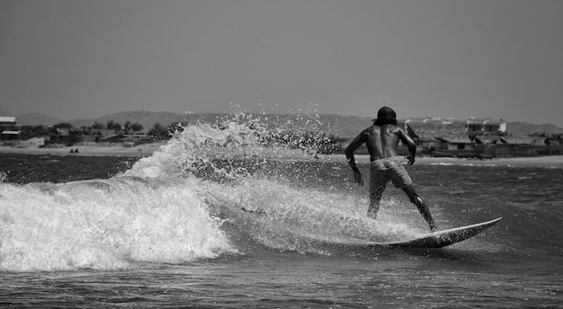 Foto surfen bij mancora peru.