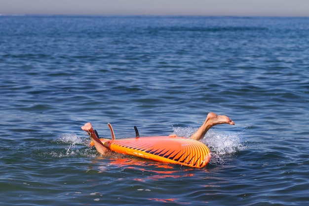 Surfen in de rustige blauwe oceaan