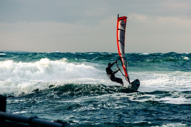 Surfen in een stormachtige zee voor de kust van anapa, krasnodar territory. in rusland is deze plek een absoluut mekka voor atleten.