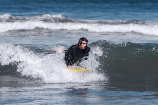 surfen op de golf op het strand van La Serena Chile