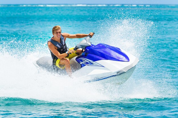 Foto surfen op de oceaan.