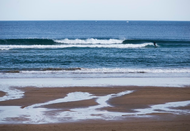 Surfen op het strand van Zarautz in de stad San Sebastian