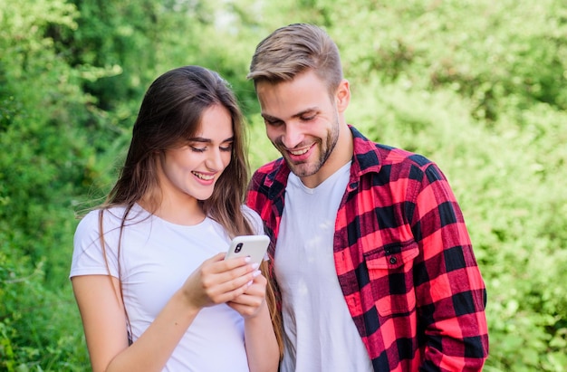 Surfen op internet koop online internetafhankelijkheid jongen en meisje natuur smartphone ze altijd online man jaloers vriendin messaging online vrouw gebruik mobiele telefoon mobiel verslaafd sociale netwerken