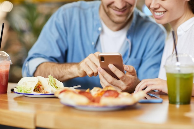 Surfen op sociale media met vriendin