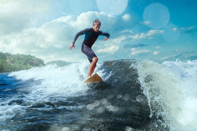 Surfista su blue ocean wave che viene barilato