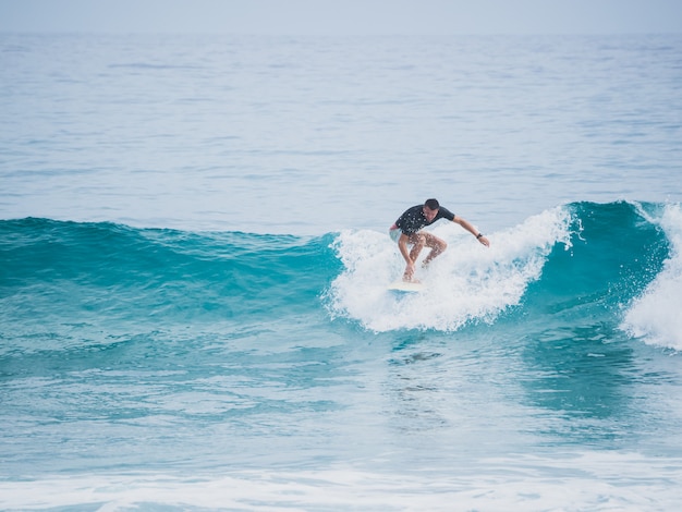 Surfer bovenop de golf. Atlantische Oceaan.