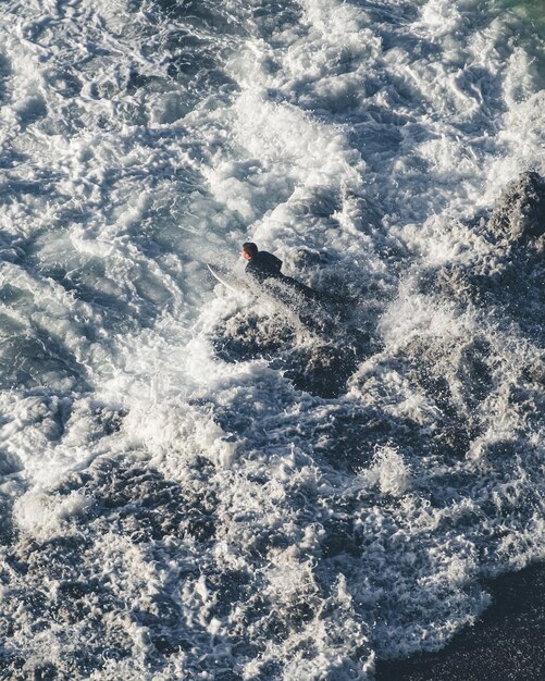 テネリフェ島の北海岸で波をキャッチするサーファー