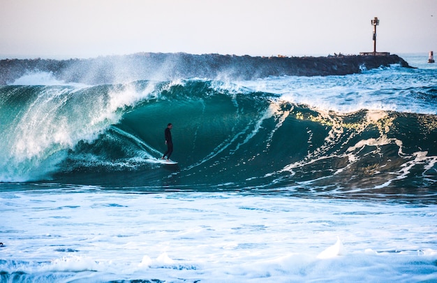 Foto surfer die big california wave met stijl berijdt