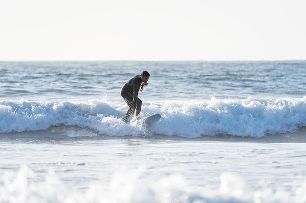 surfer die de golf berijdt op het strand van La Serena Chile